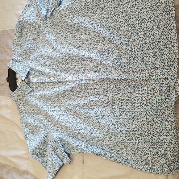 Calvin Klein Short Sleeve shirt  Size: XL Color: Light blue  Condition:Excellent - Picture 4 of 6